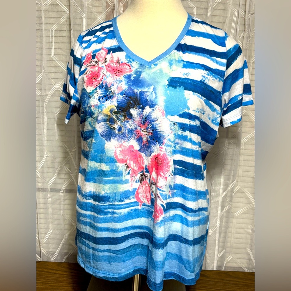 Avenue 26/28 Floral Striped V-Neck Women's Top 28”L 24” p2p blue white pink
